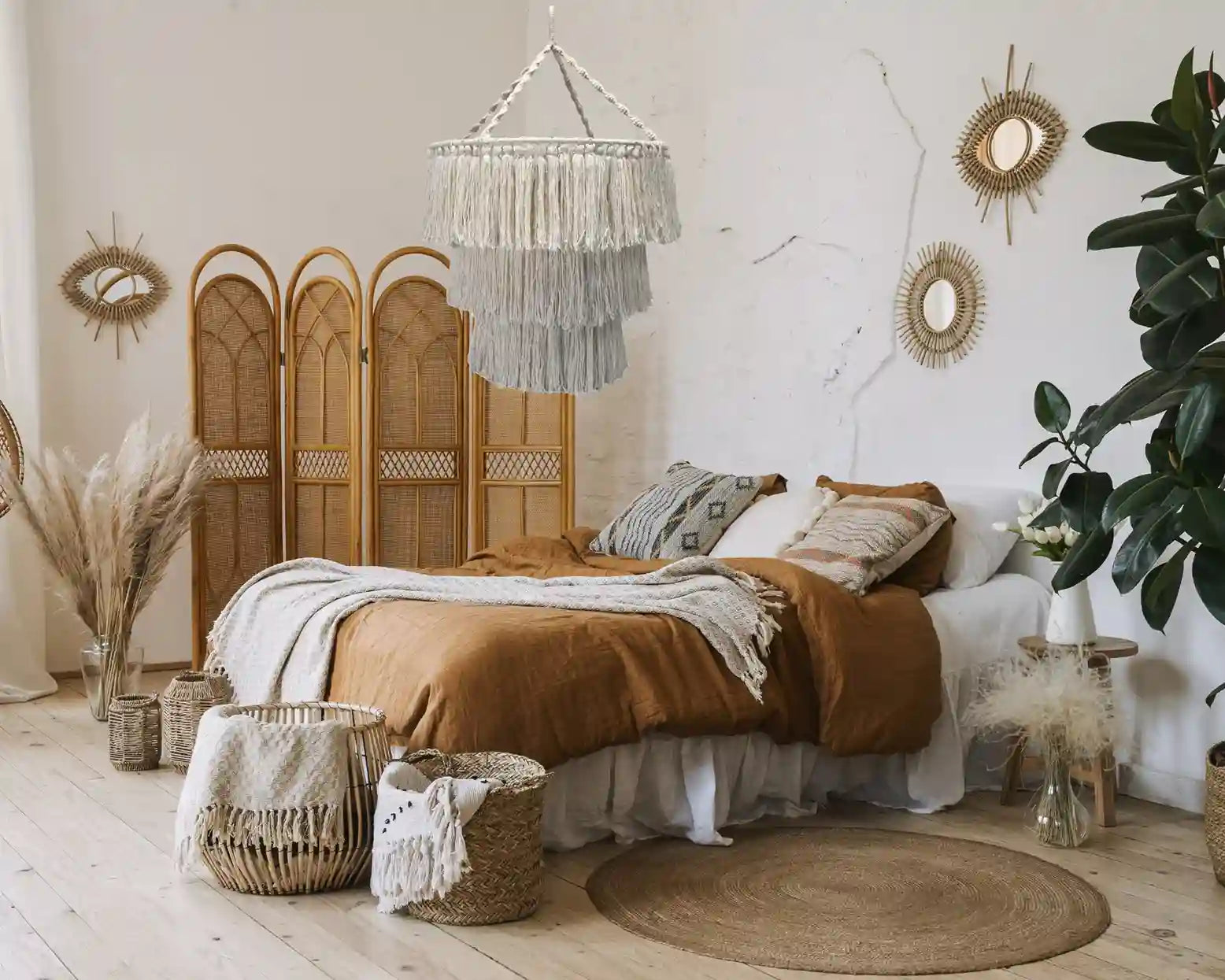 Décoration bohème tendance pour la chambre : abat-jour en macramé blanc avec frange fait à la main en indonésie