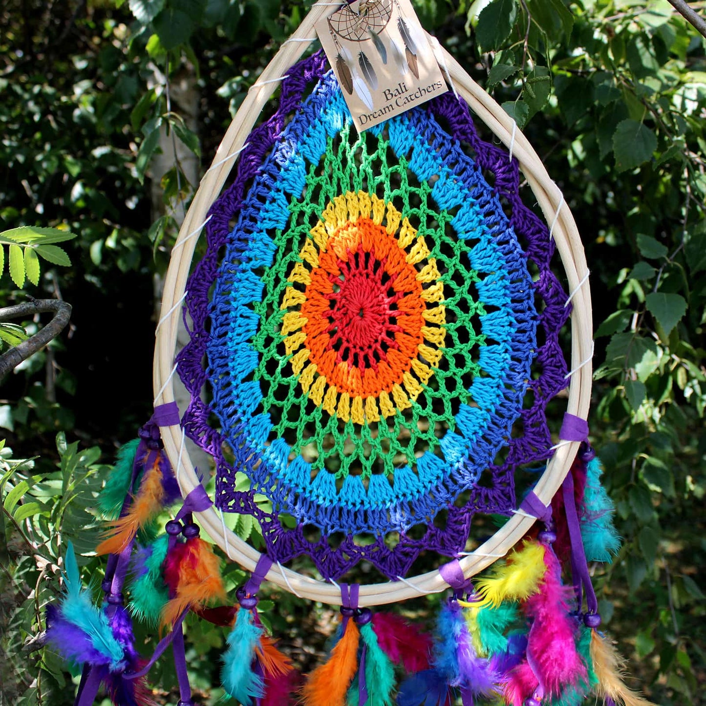 Décoration hippie pour le salon: attrape-rêves forme de goutte arc-en-ciel artisanat d'indonésie