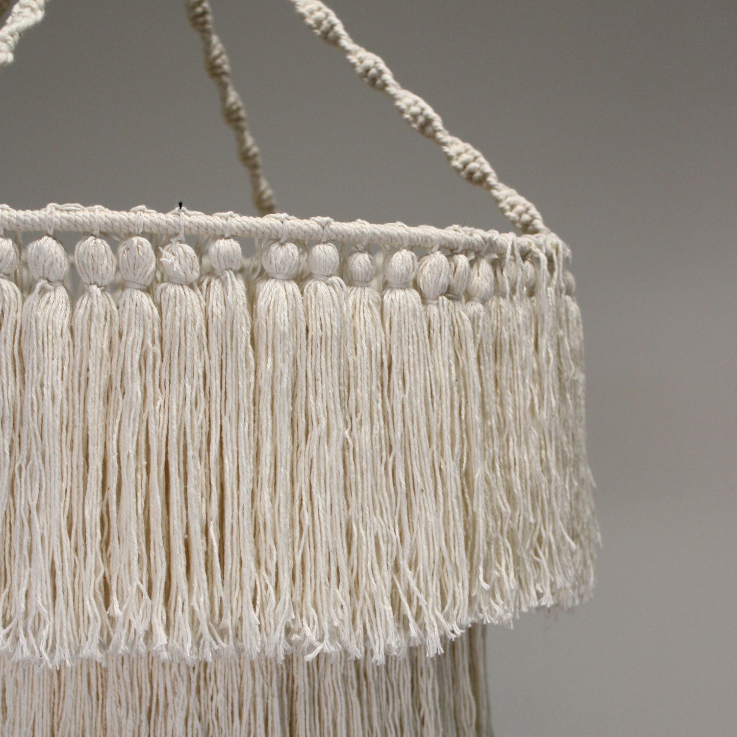 détails franges lustre en macramé artisanale d'indonésie 