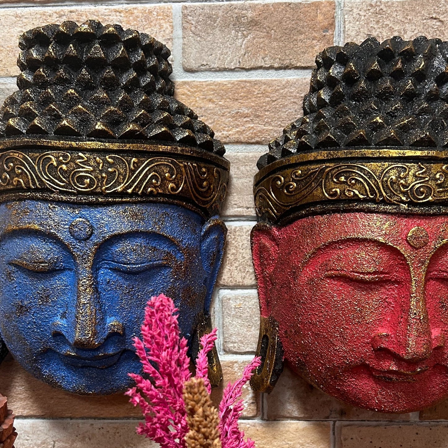 deux tête de bouddha bleue et rouge artisanat d'indonésie. Decoration murale hippie pour le salon.