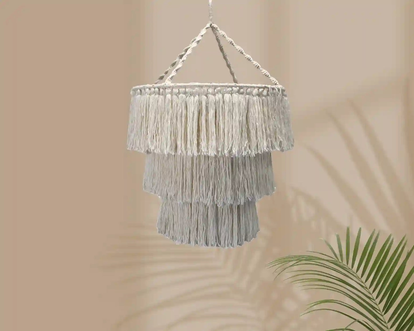 Lustre artisanale en macramé blanc fait à la main en indonésie. Décoration bohème tendance pour la chambre