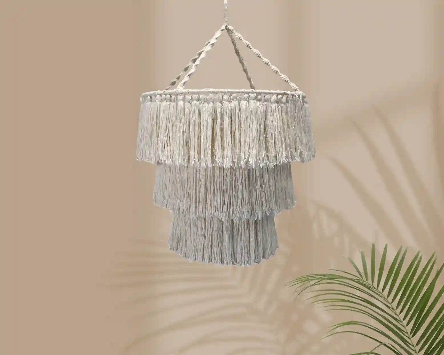 Lustre artisanale en macramé blanc fait à la main en indonésie. Décoration bohème tendance pour la chambre