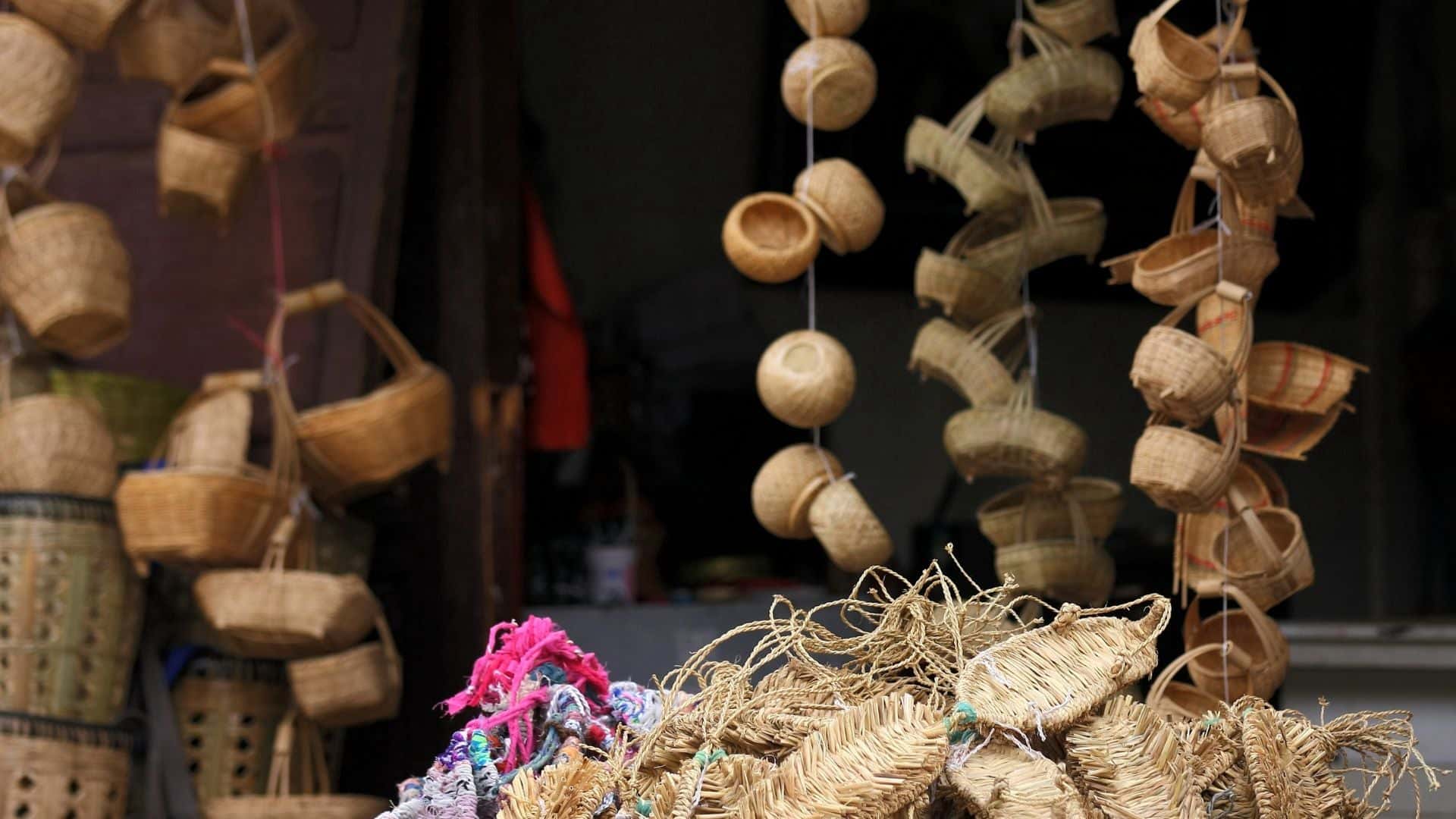 Boutique hippie : panier tressé à la main. Décoration bohème pour la maison.