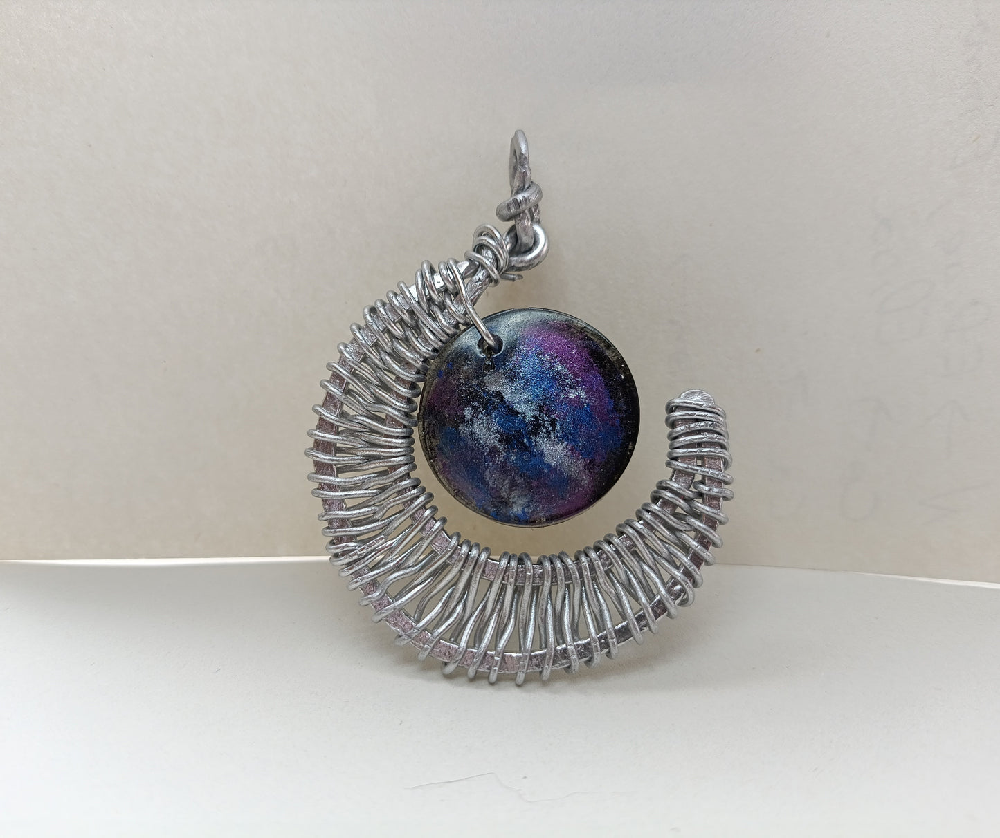 Pendentif croissant de lune en résine violette et fil d'alluminim. Style bohème, hippie, witch, fairy core, dark académia