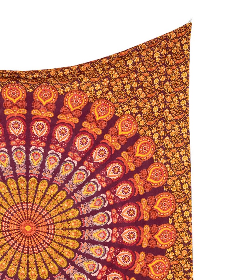 détails tenture mandala orange hippie